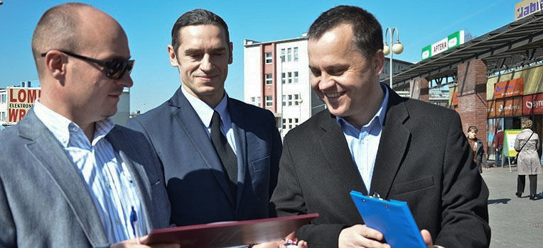 Od lewej poseł PO, Marek Wojtkowski, radni PO: Krystian Łuczak i Sławomir Bieńkowski podczas akcj zbierania głosów poparcia dla Otylii Jędrzejczak jako kandydatki na europosła w marcu br.