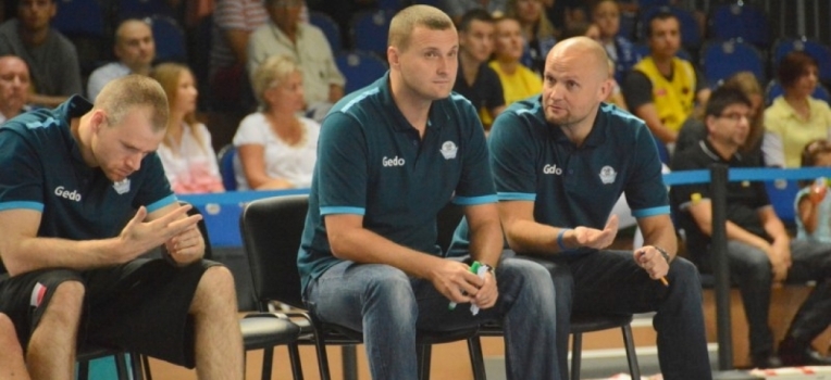 Trener Mariusz Niedbalski (w środku) naradza się z asystentem Marcinem Woźniakiem. Po lewej Hubert Śledziński; Fot. Krzysztof Osiński