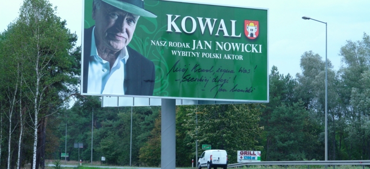 Gdy wyjeżdżasz z Kowala, żegna Cię Jan Nowicki; Fot. kowal.eu