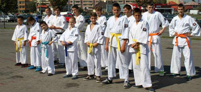 Uczestnicy zajęć we Włocławskim Klubie Karate Kyokushin. Fot. WKKK