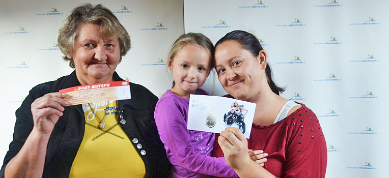 Pani Julianna (po lewej) odebrała bilety wraz z córką i wnuczką. fot. Natalia Chylińska