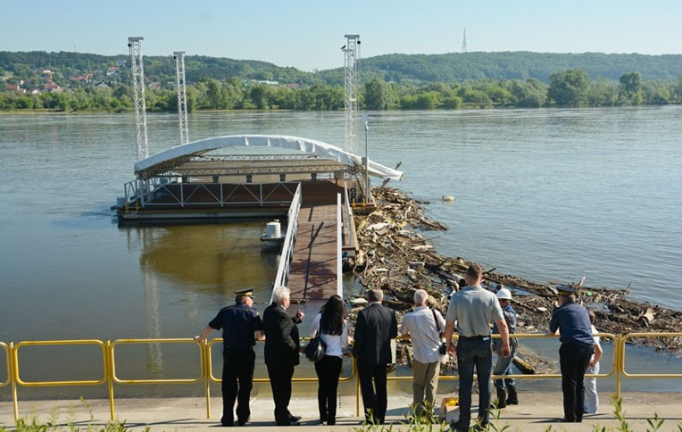 Wysoki stan wody w maju 2014 roku zmusił władze miasta do odholowania sceny w bezpieczne miejsce. fot. Łukasz Daniewski