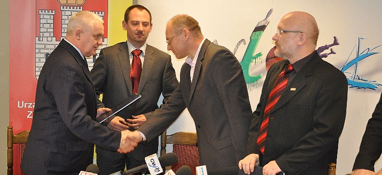 Piotr Kosseda (pierwszy od lewej) podczas uroczystości podpisania umowy z wykonawcą II etapu przebudowy ul. Kapitulnej w dniu 5 marca 2010 r. fot. wloclawek.pl