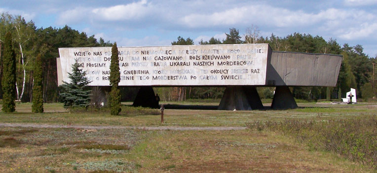 Pomnik na terenie dawnego obozu. fot. Jan Mehlich/Wikipedia.org