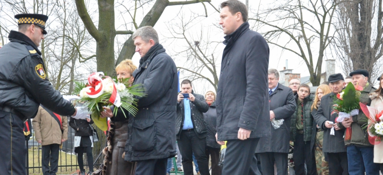 Na zdj. od lewej składają kwiaty: Domicela Kopaczewska, Jerzy Wenderlich i Łukasz Zbonikowski; Fot. Andrzej Korpalski