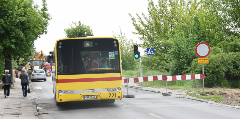 Ulica Płocka: zakaz wjazdu nie obowiązuje autobusów. Fot. K. Osiński