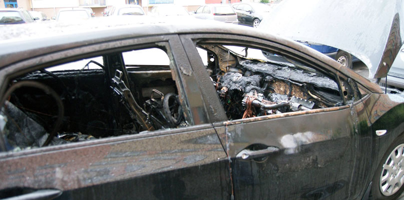 Auto spalono przed blokiem przy ul. Pogodnej. fot. Tomasz Motyliński