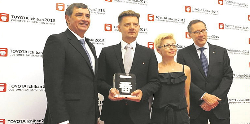 Od lewej: dr Johan van Zyl &#8211; prezes Toyota Motor Europe, Wojciech Jaworski &#8211; prezes firmy Jaworski Auto z żoną Grażyną Jaworską, Karl Schlicht &#8211; wiceprezes Toyota Motor Europe