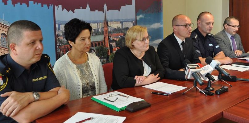 Od lewej: Norbert Struciński, rzecznik straży miejskiej, Magdalena Fejdowska, Państwowy Powiatowy Inspektor Sanitarny; zastępca prezydenta ds. edukacji i spraw społecznych Barbara Moraczewska; prezydent Marek Wojtkowski; zastępca komendanta miejskiego policji, nadkomisarz Zdzisław Ciesielski oraz kierownik Referatu Zdrowia i Spraw Społecznych, Piotr Bielicki. Fot. UM Włocławek