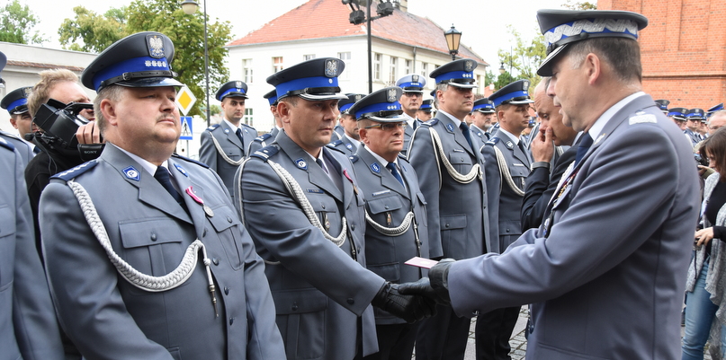 Komendant główny policji, gen. insp. Krzysztof Gajewski i wiceminister spraw wewnętrznych, Grzegorz Karpiński wręczają medale 