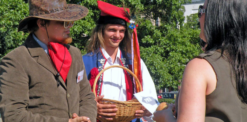 Po lewej: Dariusz Polak, czyli Filip Waćkowski podczas akcji na placu Wolności. fot. nadesłane