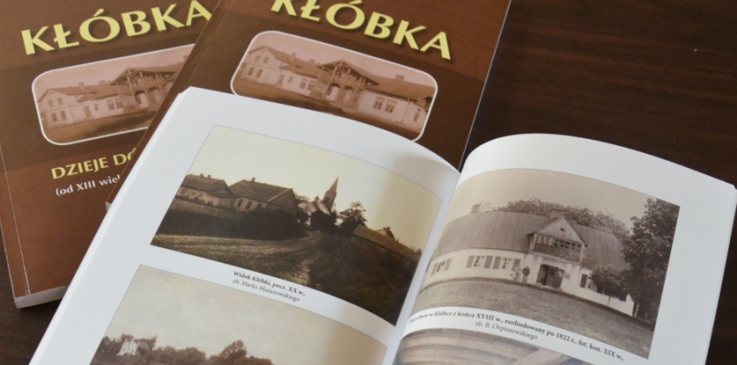 Najnowsza publikacja MZKiD ujawnia dotąd nie znane szczegóły historii dworu w Kłóbce. Fot. Natalia Chylińska