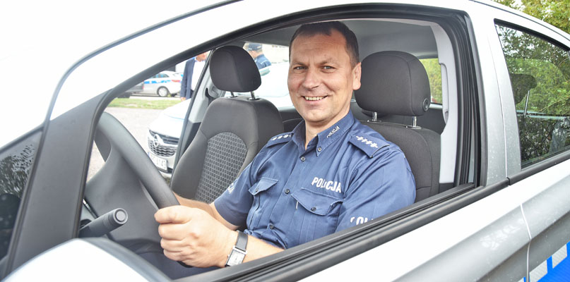 Asp. sztab. Waldemar Błaszczyk z Chocenia w nowym radiowozie. fot. Łukasz Daniewski