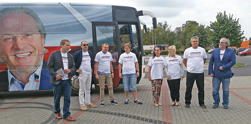 W kampanii wyborczej Bogusław Spanski (pierwszy z prawej) wykorzystuje autobus oklejony jego wizerunkiem. fot. Łukasz Daniewski