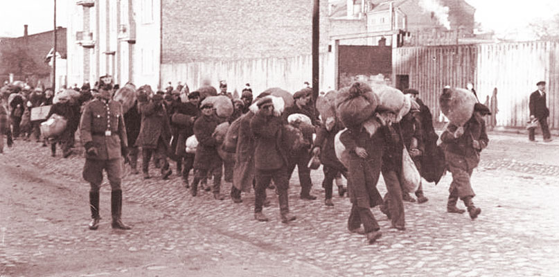W tle widać charakterystyczny budynek znajdujący się przy dzisiejszej ulicy POW 22. fot. Wilhelm Holtfreter