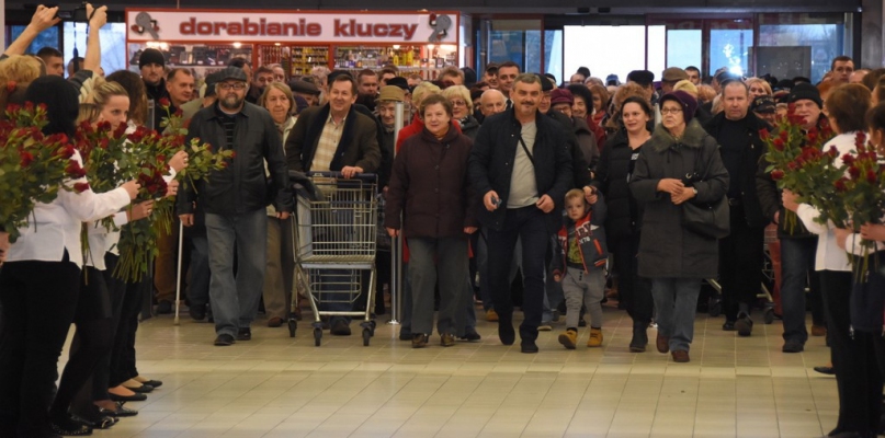 Pierwsze chwile po otwarciu sklepu Auchan; Fot. K. Osiński