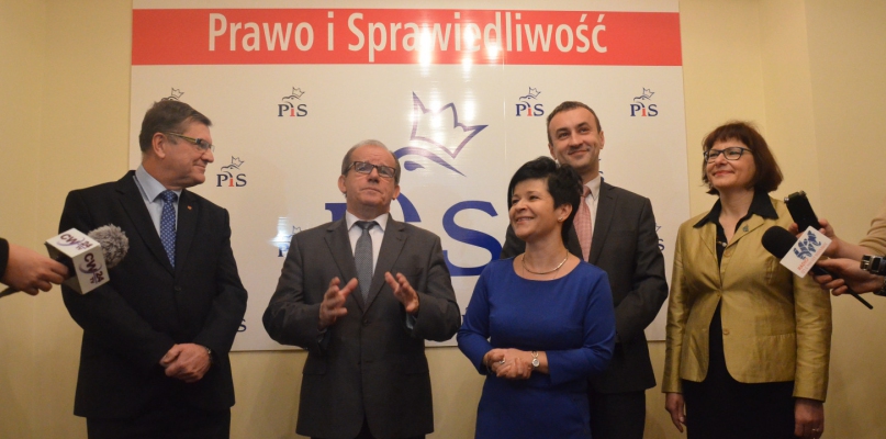 Od lewej: Janusz Dębczyński, Józef Łyczak, Joanna Borowiak, Jarosław Chmielewski i Mariola Gawłowska. Fot. DDWloclawek