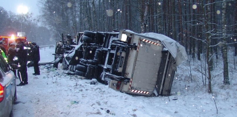  61-letni kierowca auta wiozącego papier zginął na miejscu. Fot. KMP Włocławek