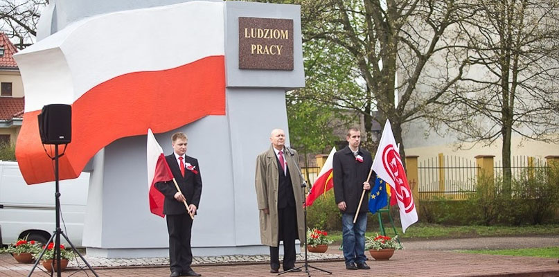 Uroczystość pierwszomajowa przy pomniku na bulwarach. Na zdjęciu: działacze SLD z Włocławka. fot. Łukasz Daniewski/archiwum DDWloclawek.pl