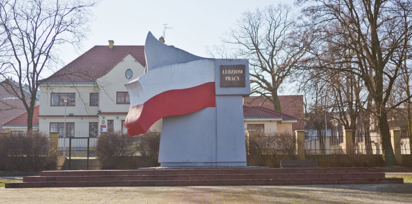 Pomnik przy bulwarach powstał w 1978 r. w rocznicę utworzenia Polskiej Zjednoczonej Partii Robotniczej. Od 2002 upamiętnia ludzi pracy. fot. Łukasz Daniewski