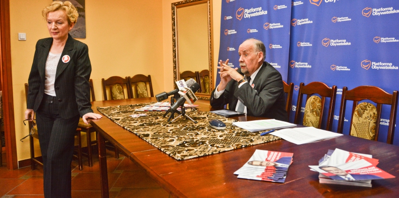 Posłanka Domicela Kopaczewska w kwietniu 2015 roku w swoim biurze poselskim z ówczesnym senatorem PO Andrzejem Personem. Fot. Ł. Daniewski