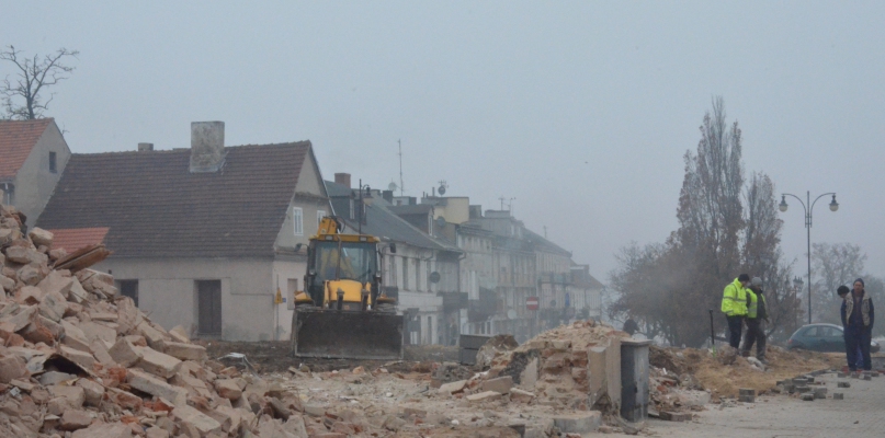 Listopad 2015 - burzenie kamienic u zbiegu 3 Maja i Tumskiej. Fot. DDWloclawek