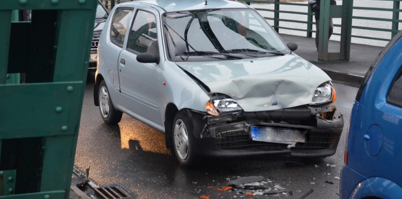 Na moście stalowym zderzyły sie dwa auta osobowe. Fot. Natalia Chylińska