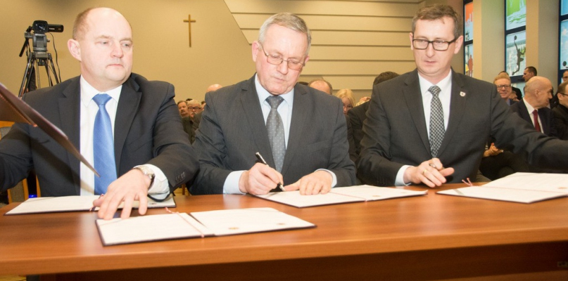 Moment podpisywania porozumienia; Fot. Andrzej Korpalski
