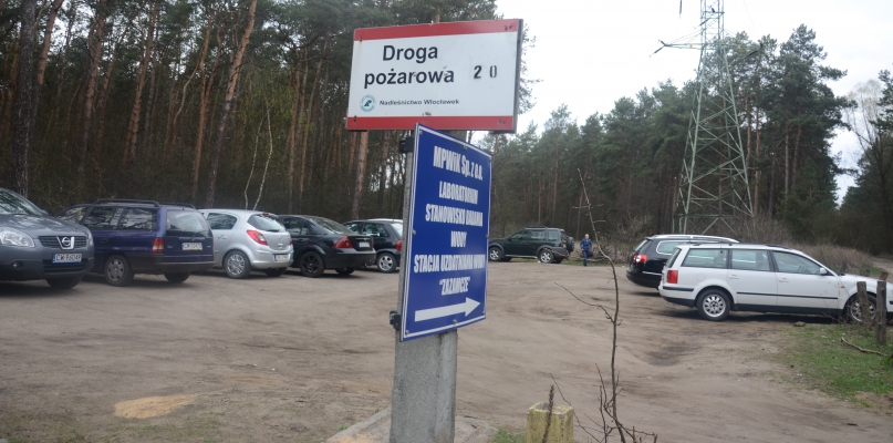Samochody na drodze pożarowej to przy szpitalu bardzo częsty widok. Fot. DDWloclawek