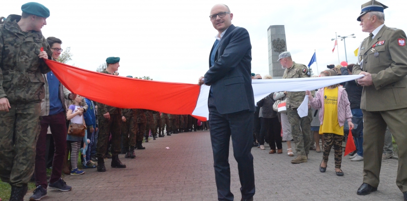 Na czele niosących flagę szedł prezydent Marek Wojtkowski. Fot. DDWloclawek