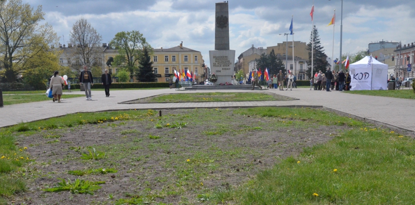 Kwietniki na placu Wolności mają tak wyglądać jeszcze do 18 maja. Fot. DDWloclawek
