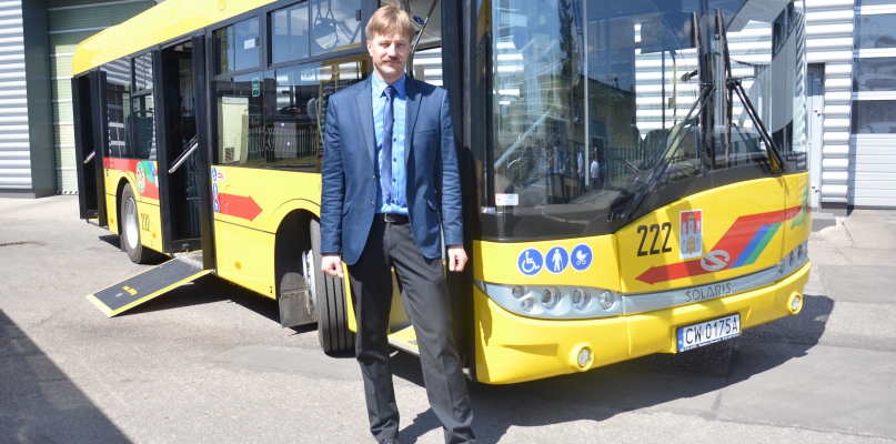 Prezes MPK Andrzej Stasiak prezentuje nowy autobus; Fot. Andrzej Korpalski