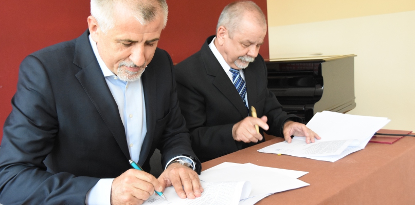 Moment podpisania umowy; od lewej prezes Anwilu S.A. Jacek Podgórski, z prawej szef Chóru Canto Marian Szczepański; Fot. Andrzej Korpalski