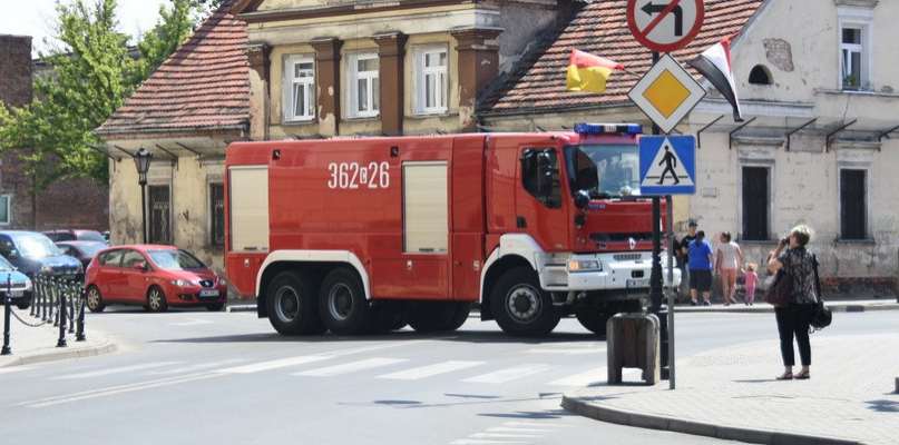 Z powodu alarmu bombowego zamknięto m.in. ul. Brzeską w pobliżu siedziby starostwa. fot. K. Osiński