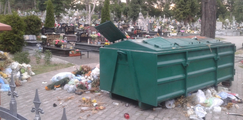 Przepełniony kontener na cmentarzu w Szpetalu Górnym Fot. Nadesłane