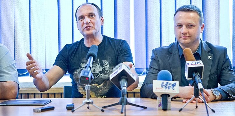 Posłowie: Paweł Kukiz i Paweł Szramka podczas czwartkowej uroczystości. fot. Łukasz Daniewski