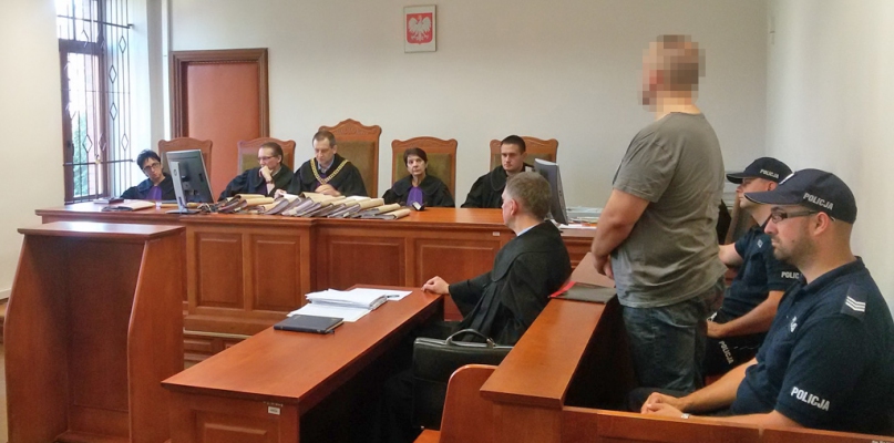 Mężczyzna został doprowadzony do sądu w kajdankach na rękach i nogach. fot. Ł. Daniewski