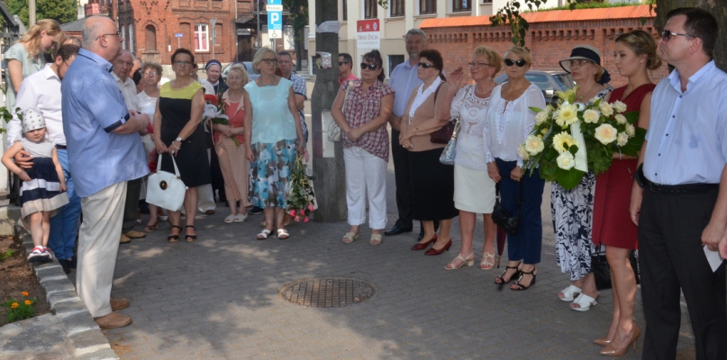 W sobotniej uroczystości wzięło udział około 50 osób - wśród nich mieszkańcy ulicy, osoby zainteresowane historią Włocławka, rodzina fundatorów obelisku i urzędnicy. Fot. G. Sobczak 