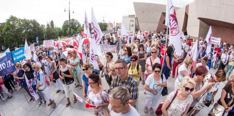 Włocławscy nauczyciele uczestniczyli w proteście przeciwko propozycji zmian Ministerstwa Edukacji Narodowej. Fot. Tomasz Berent