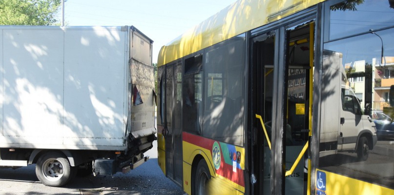 Dostawcze iveco uderzyło w autobus wykonując manewrw cofania. For. A. Korpalski