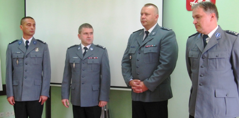 Piotr Stachowiak (pierwszy od prawej) nie jest już komendantem policji we Włocławku. Zastąpił go Sławomir Kosiński (drugi od lewej). Fot. KMP Włocławek