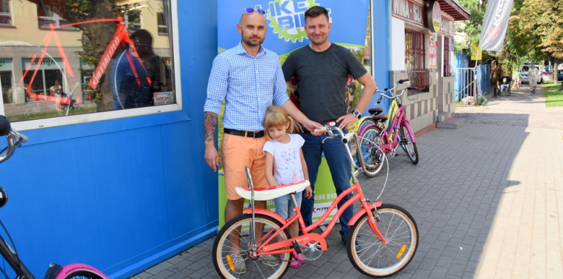 Pan Dariusz z córką ( od lewej) odebrał nagrodę od właściciela sklepu rowerowego Like Bike. fot. Krzysztof Osiński