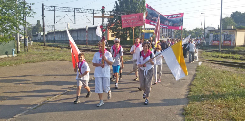 2015. Pielgrzymi na przejeździe kolejowym w rejonie ulic POW/Okrzei/Kaliska. fot. Łukasz Daniewski