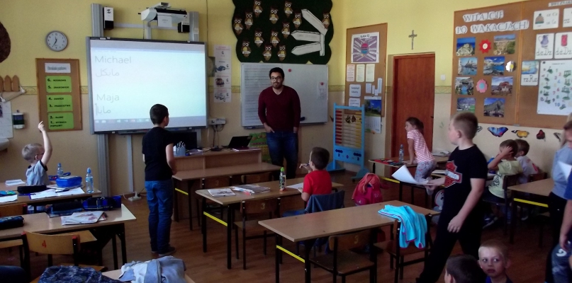 Lekcje prowadzone przez obcokrajowców przynoszą uczniom wiele korzyści. Fot. SP w Fabiankach