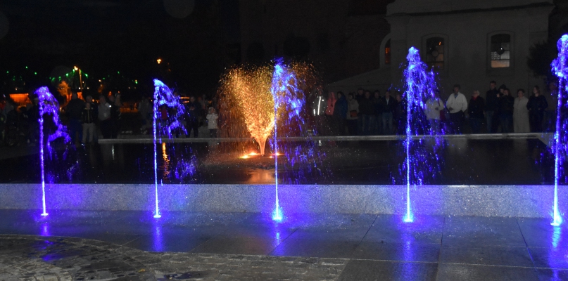 Pierwszy pokaz fontanny był niezwykłym połączeniem efektów dźwiękowych i wizualnych. Fot. Natalia Seklecka