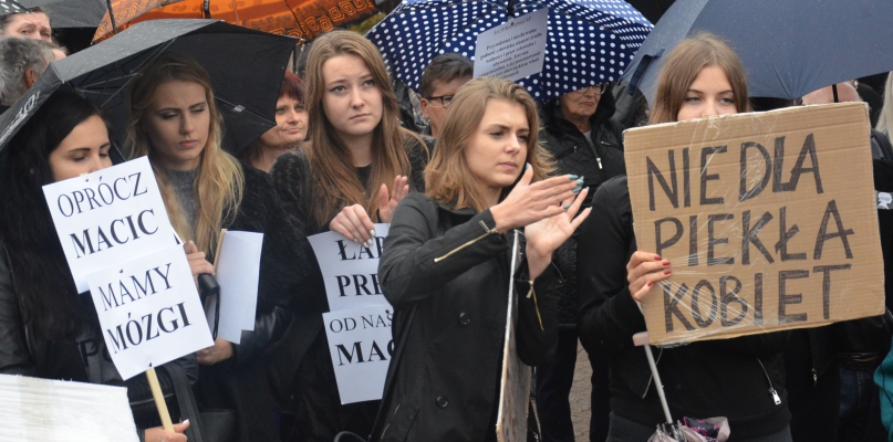 Uczestniczki czarnego protestu mają powody do zadowolenia. Sejm odrzucił uchwałę wprowadzającą całkowity zakaz aborcji. Fot. Natalia Seklecka