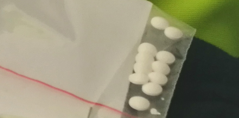 Policjanci znaleźli w mieszkaniu 21-latka ponad 1000 tabletek ekstazy. Fot. KMP Włocławek