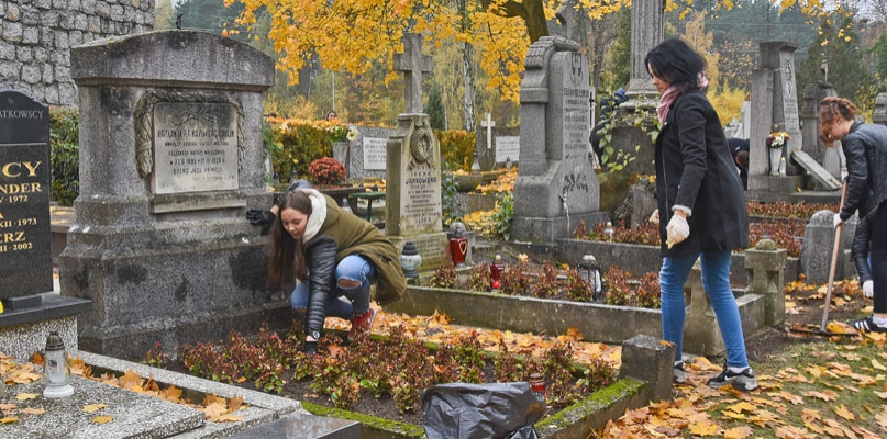 Młodzież przy nagrobku Kazimierza Sablika, żołnierza Legionów i oficera 14. Pułku Piechoty. fot. Łukasz Daniewski