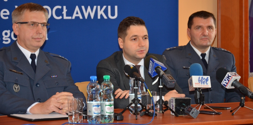 Wiceinister Patryk Jaki (w środku) był w Zakładzie Karnym we Włocławku. Na zdjęciu także ppłk. Marek Oppermann, dyrektor Zakładu Karnego we Włocławku (z lewej) i  ppłk Jacek Gościak, dyrektor okręgowy Służby Więziennej w Bydgoszczy. Fot. DDWloclawek.pl. 