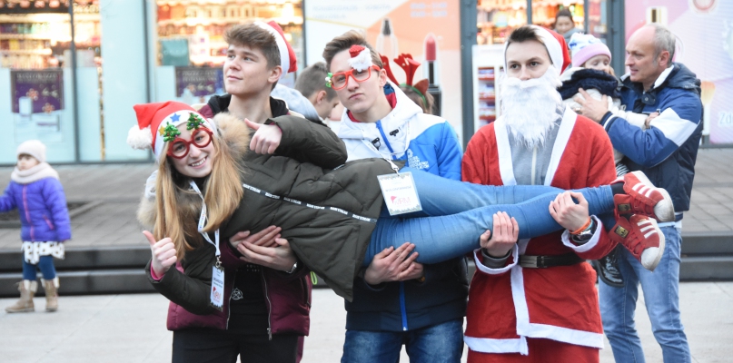 Włocławianie przez kilkadziesiat sekund stali bez ruchu w najróżniejszych pozycjach. Fot. Natalia Seklecka